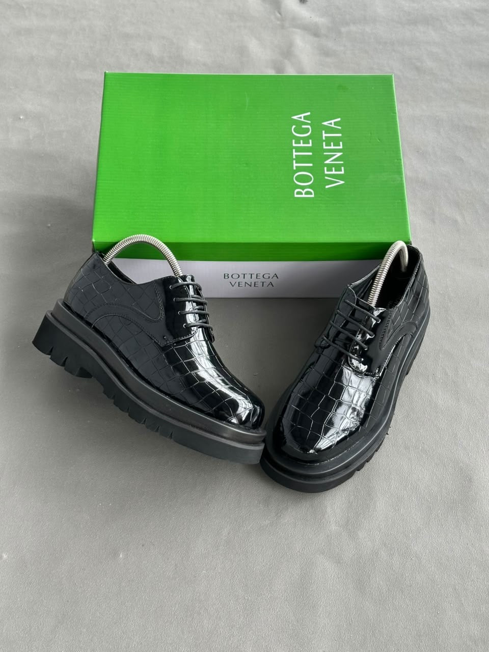 BOTTEGA VENETA Lug Derby Patent Croc / Vernis Croco ultra brillant