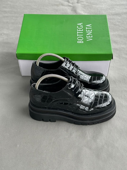 BOTTEGA VENETA Lug Derby Patent Croc / Vernis Croco ultra brillant