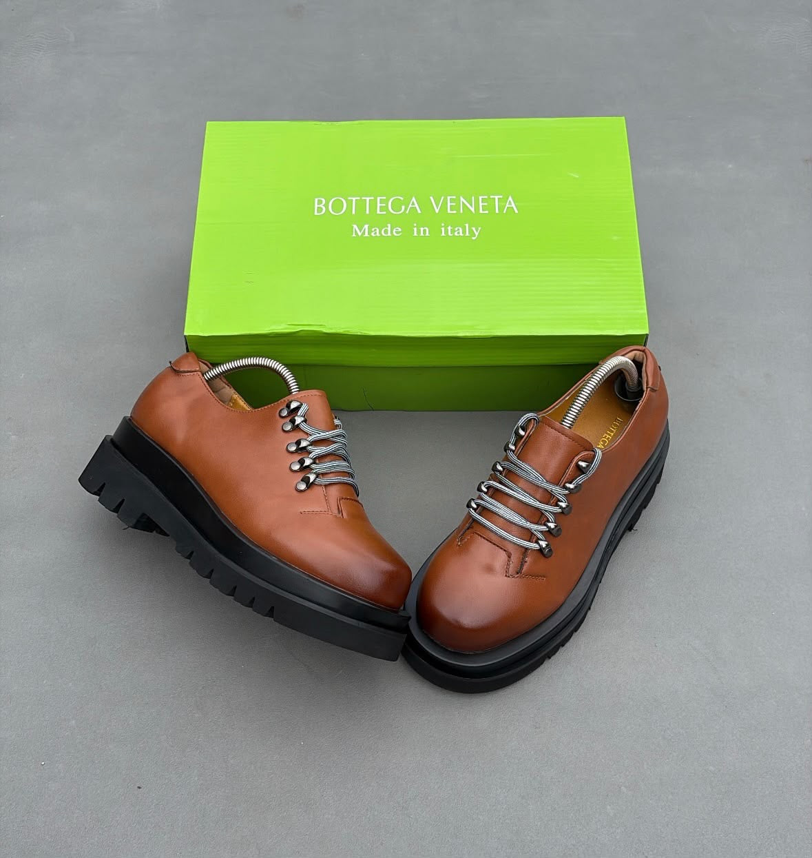 BOTTEGA VENETA Lug Lace-Up Derby Marron Claire
