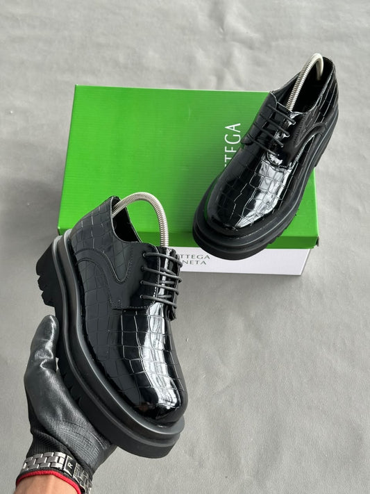 BOTTEGA VENETA Lug Derby Patent Croc / Vernis Croco ultra brillant